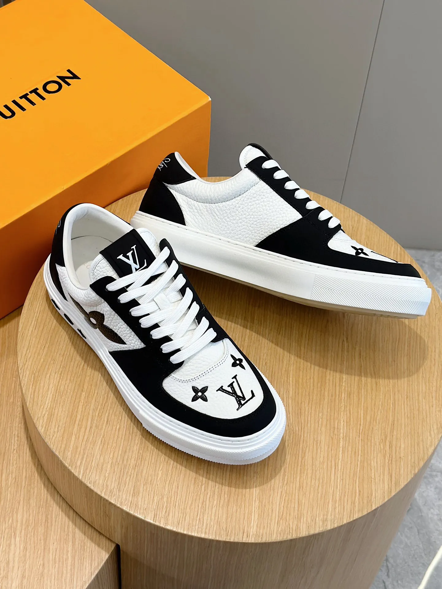Factory price: 438💰LV full cowhide color-printed men's sneakers. This Ollie lace-up sneaker is made of floral embossed fabric, continuing the inspiration of the season's ready-to-wear collection. The laces are used to set off the gorgeous design, monogram flowers are embellished with transparent rubber outsole, and the brand logo is written on the back. Cowhide upper, cowhide lining, TPU outsole Size: 39-44 (customized at 38.45)